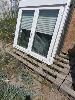 Ventana aluminio abatible con persiana