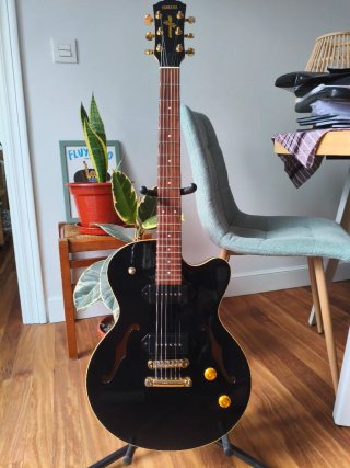 Guitarra Yamaha AEX 502 Negra, semi-hollow vintage