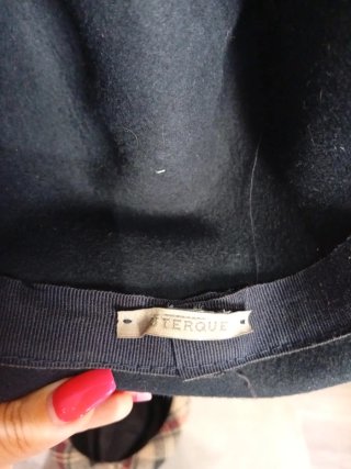 Sombrero de fieltro negro y estampado
