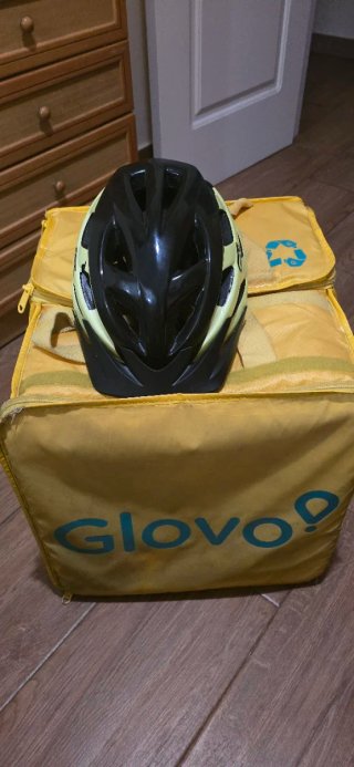 Mochila Glovo y Casco Ciclismo