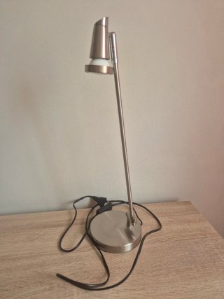 Lámpara de escritorio plateada ajustable