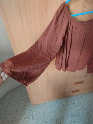 Blusa fluida estilo boho manga ancha. Color teja