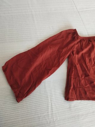 Blusa fluida estilo boho manga ancha. Color teja