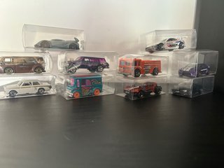 Lote 10 Hot Wheels Básicos