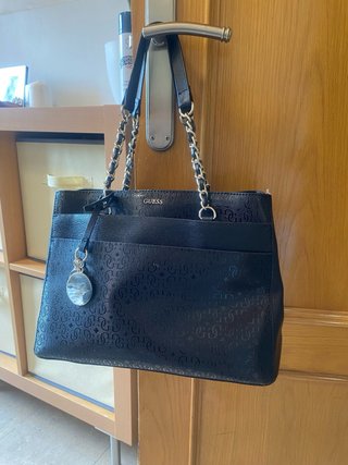 Bolso Guess Negro y Dorado Usado 2 Veces