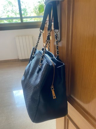 Bolso Guess Negro y Dorado Usado 2 Veces