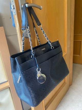 Bolso Guess Negro y Dorado Usado 2 Veces