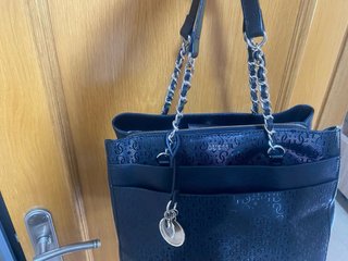 Bolso Guess Negro y Dorado Usado 2 Veces