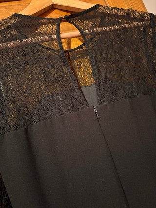 Macacão preto com renda nas mangas