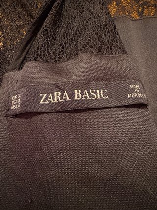 Macacão preto com renda nas mangas