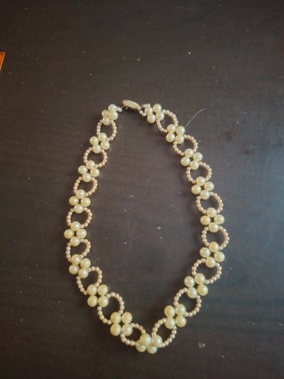 Collar de perlas y oro