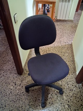 Silla de escritorio negra con ruedas