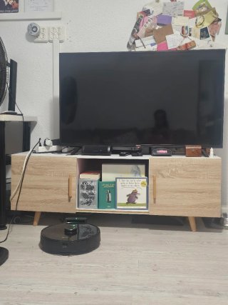 Mueble TV madera y blanco.