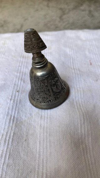 Tibre antiguo de metal plateado