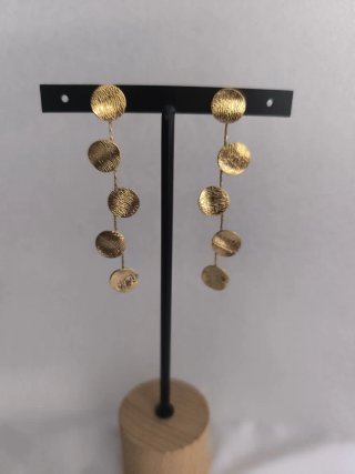 Pendientes largos dorados con círculos