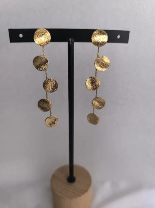 Pendientes largos dorados con círculos