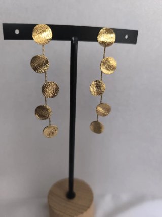 Pendientes largos dorados con círculos