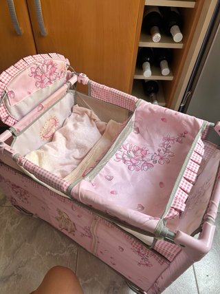 Cuna de juguete rosa con estampado floral