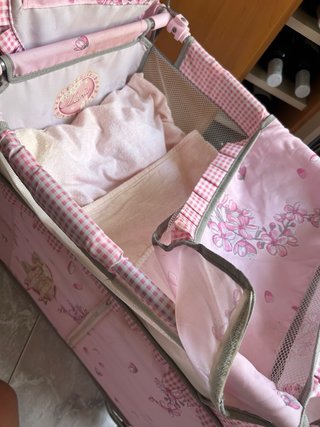 Cuna de juguete rosa con estampado floral