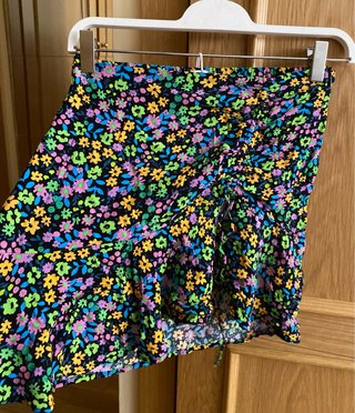 Falda mini Bershka floral fruncida XS