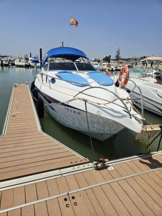 Barco blanco con toldo azul