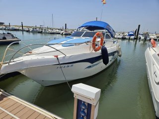 Barco blanco con toldo azul