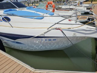 Barco blanco con toldo azul