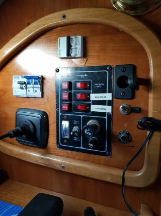 Barco blanco con toldo azul