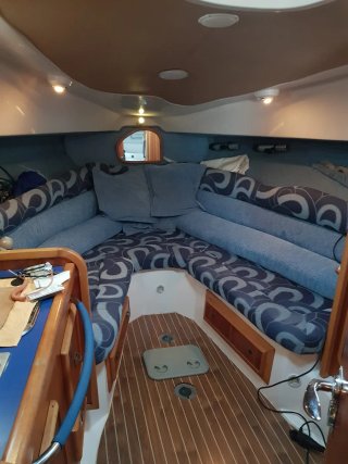 Barco blanco con toldo azul