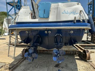 Barco blanco con toldo azul