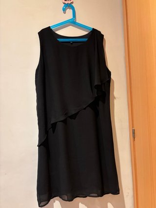 Vestido negro con volantes