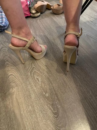 Zapatos de tacón beige y dorado