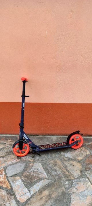 Patinete Oxelo naranja y azul