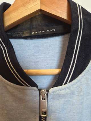 Chaqueta bomber Zara azul y negra