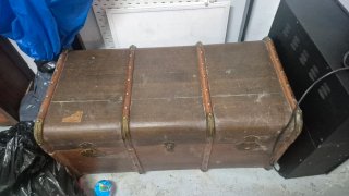 Baúl antiguo de madera y metal