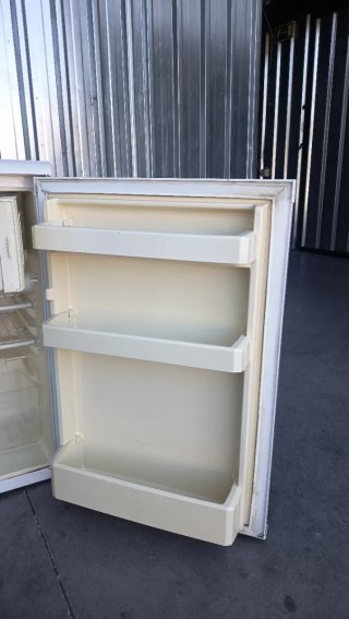 Nevera pequeña blanca
