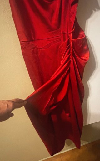 Vestido rojo satinado con abertura XL