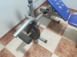 Banco de pesas con barra y discos