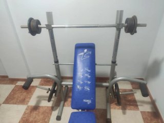 Banco de pesas con barra y discos