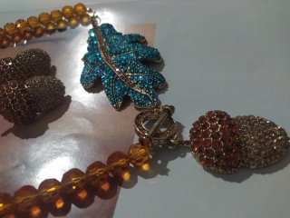 Collana e orecchini ghiande e foglia effetto ambra