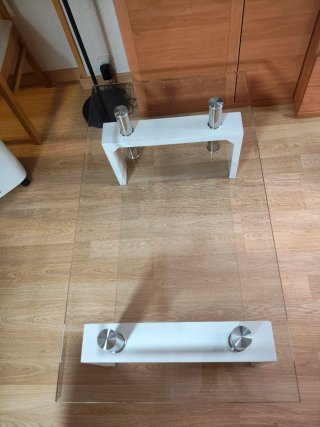 Mesa de centro de cristal y madera, casi nueva.
