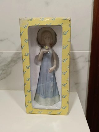 Figura de porcelana mujer con sombrero