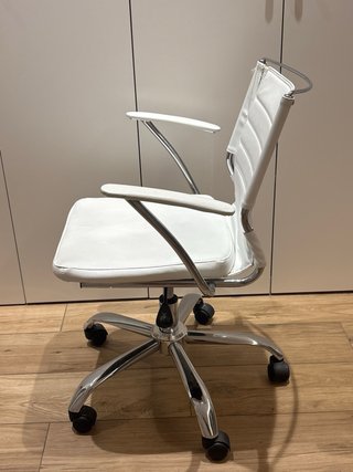 Silla de oficina blanca con base cromada