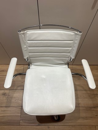 Silla de oficina blanca con base cromada