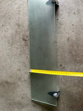 Scaffale in vetro con supporti metallici