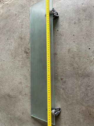Scaffale in vetro con supporti metallici