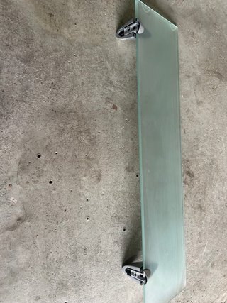 Scaffale in vetro con supporti metallici