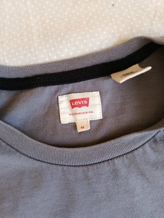 Camiseta Levi's gris y blanca