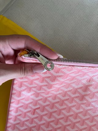 Funda ordenador estilo Goyard rosa.