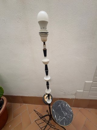 Lámpara vintage con mesita, cenicero y revistero